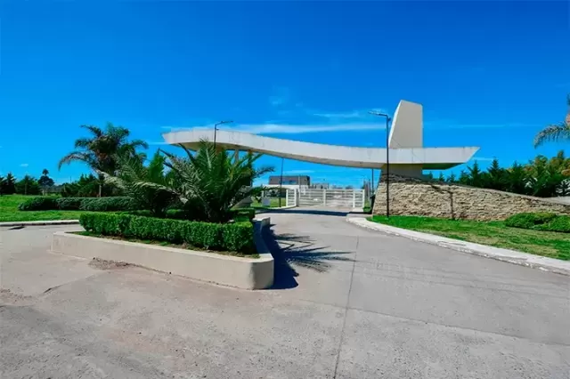 Lote de 24,30 x 37 mts en venta en barrio cerrado Las Carolinas en City Bell