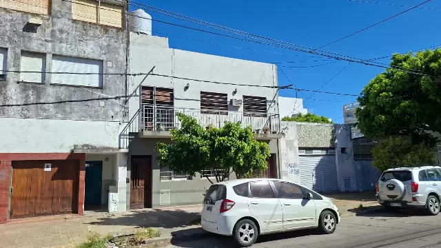 Casa en venta con departamento en planta alta en La Plata - 34 e/ 14 y 15