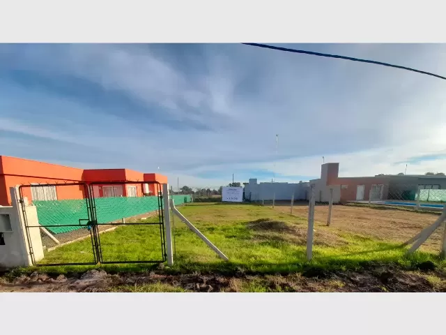 Lote de 280 m2 en venta en barrio semi-privado en Angel Etcheverry - 230 y 43